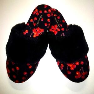 Victoria's Secret Closed Toe Faux Fur Cozy Red Cherry & Black Slippers NWT Sz Sm